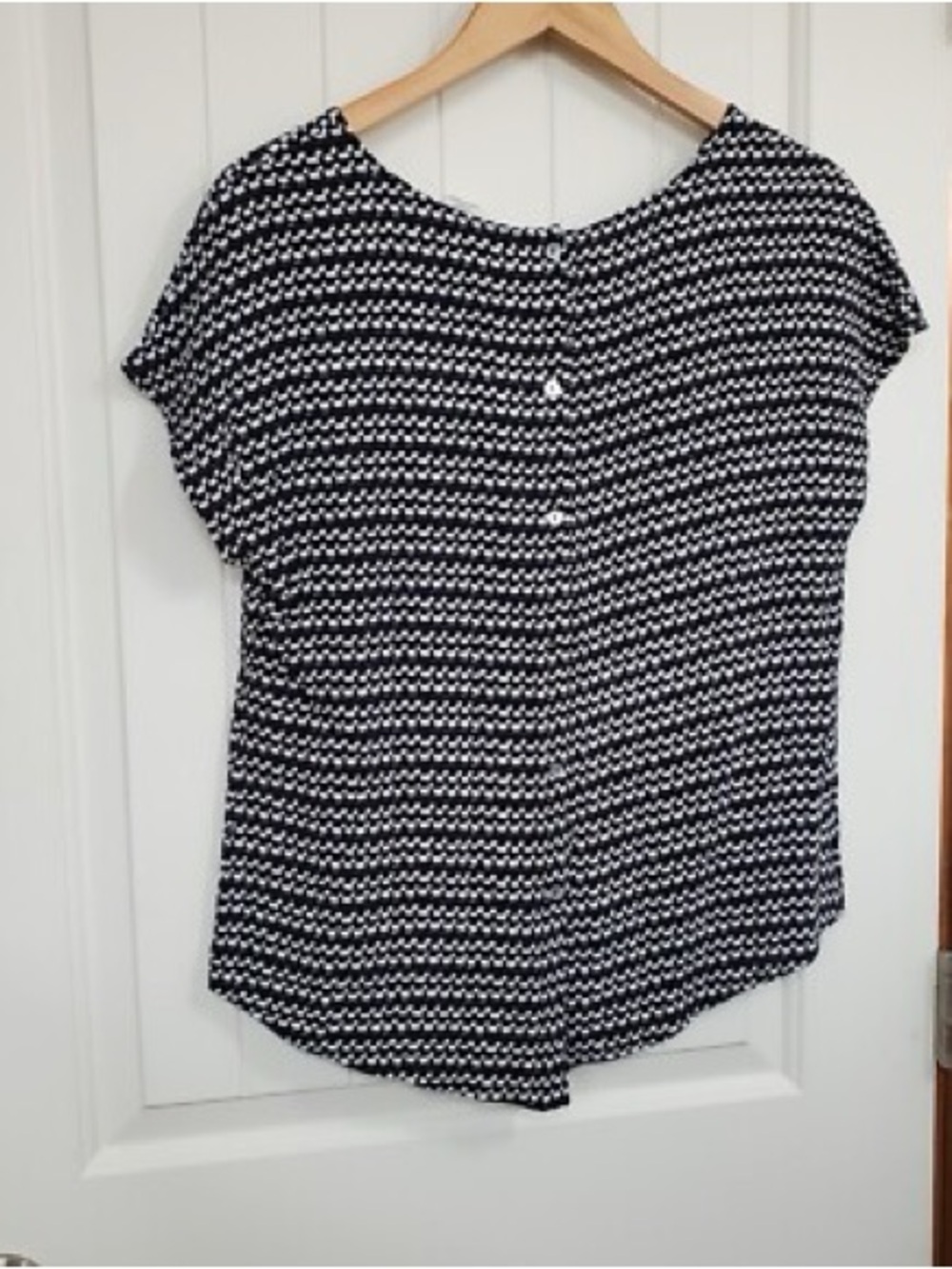 Max Studio Black & White Chevron Short-Sleeve Blouse size Medium